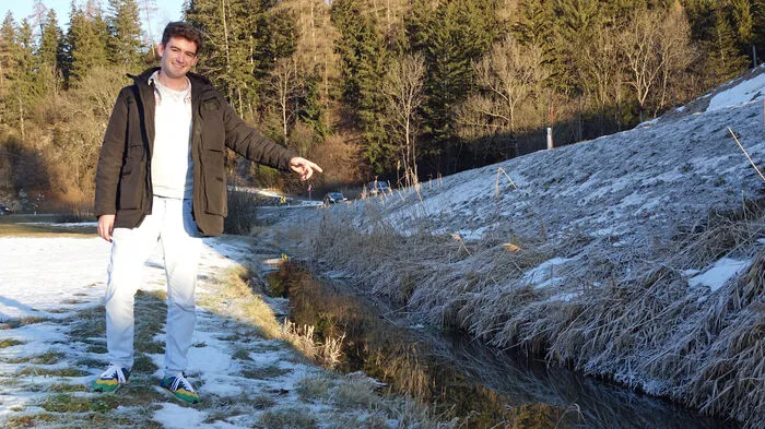 Lucas Götzenauer zeigt die Stelle, an der das Auto im Bach lag