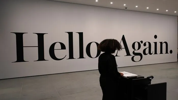 Schon von der 53rd Street aus ist durch die Glasscheibe der große schwarze Schriftzug an einer Innenwand des Gebäudes zu sehen: "Hello. Again.". Das Museum of Modern Art grüßt mit diesem Werk des US-Künstlers Haim Steinbach - und meldet sich zurück.