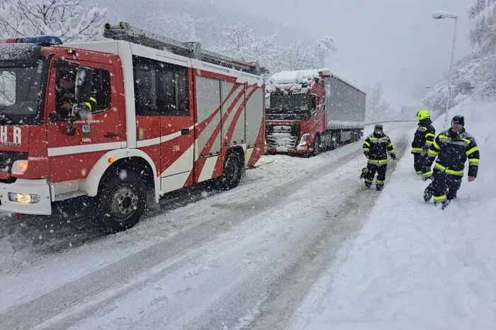 Begonnen hat alles am Dienstag, als ein umgestürzter Baum auf der Mariazellerbundesstraße für einen Einsatz sorgte. Kurz danach stand eine Fahrzeugbergung auf dem Aflenzerbichl an, wo ein PKW von der schneeglatten Fahrbahn abgekommen war. Er kam nach einem Überschlag auf einer Wiese zum Stillstand. Der Fahrzeuglenker konnte sich zum Glück ohne Verletzungen selbstständig aus dem Fahrzeug befreien. 