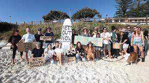 Anti-Hainetz-Aktivisten am Strand von Byron Bay, Australien