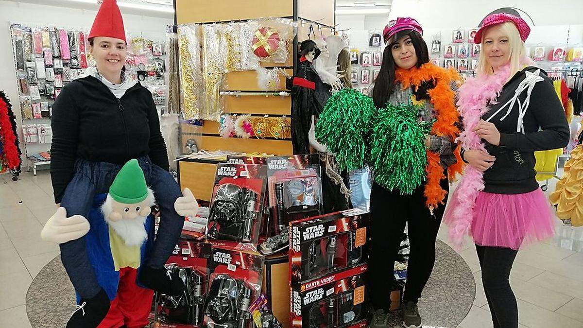 Die „Faschingswelt“-Angestellten Martha Leber, Gamze Saraç und Christina Gandler (von links)