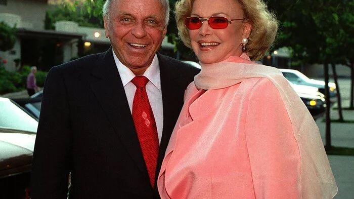 22 Jahre lang waren Frank und Barbara Sinatra verheiratet. Nun wurden Gegenstände aus dem Besitz des legendären Sängers und Entertainers versteigert, die seine Frau aufbewahrt hatte. Barbara verstarb 2017.