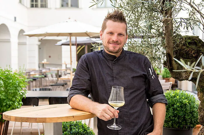 Herbert Schmidhofer, dessen Lokal „Schmidhofer im Palais“ heuer das einjährige Jubiläum feierte, bekam dieses Jahr gleich zwei Hauben vom Restaurantführer Gault Millau. Hier gehts zur Abstimmung.
