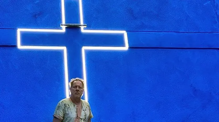 Künstler Georg Brandner gestaltete für die Werktagskapelle Niklasdorf ein Kreuz