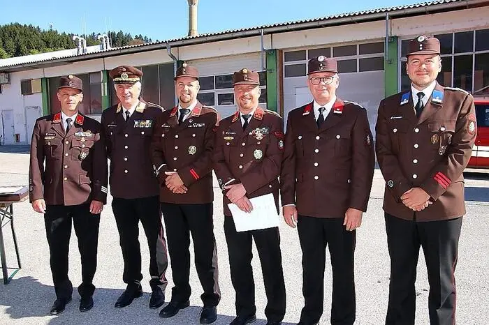 Beim anschließenden Festakt wurde eine Reihe von Feuerwehrfrauen und -männern der beiden Wehren angelobt, befördert, ausgezeichnet und geehrt.