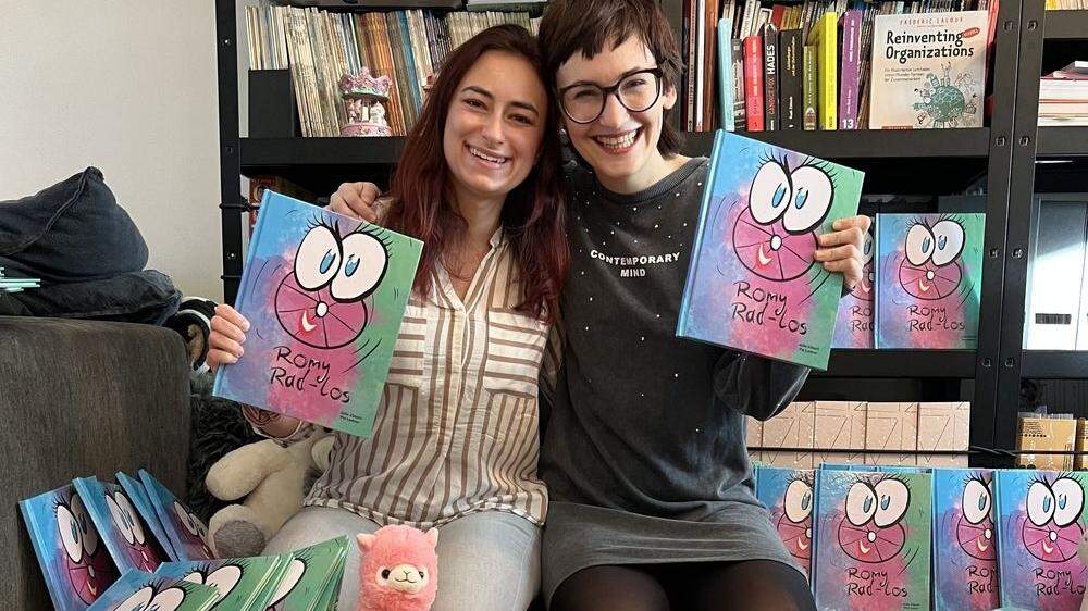 Grafikerin Pia Leitner und Texterin Julia Zötsch mit ihrem Buch &quot;Romy Rad-los&quot;