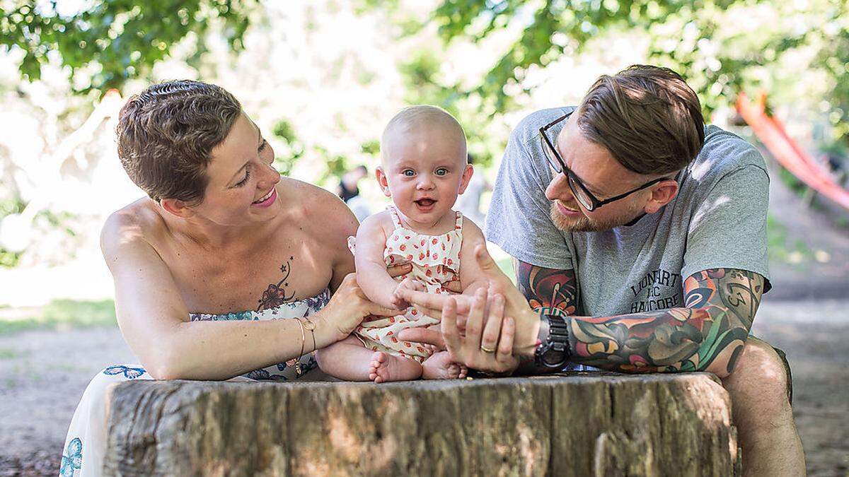 Sabrina Sturm mit Töchterchen Ivy und Ehemann Armin