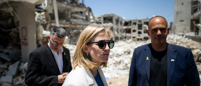 Am 30. Juni 2025 besichtigte Außenministerin Beate Meinl-Reisinger mit ihrem israelischen Amtskollegen Gideon Saar (links) und dem Bürgermeister von Bat Yam Tzvika Brot die Einschlagstelle iranischer Raketen in Bat Yam.