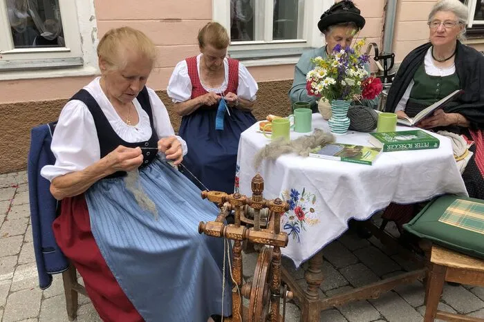 Sticken, Spinnen oder Schnitzen: Handwerksvorführungen gab es quer durch den Ort.