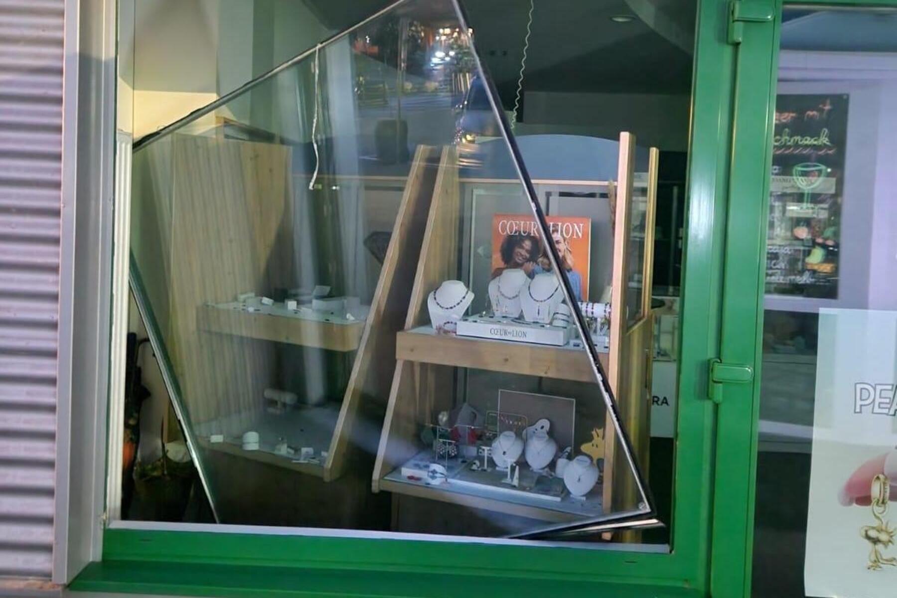 Im Einkaufszentrum: Einbruch bei Juwelier: Auslage mit Gold 