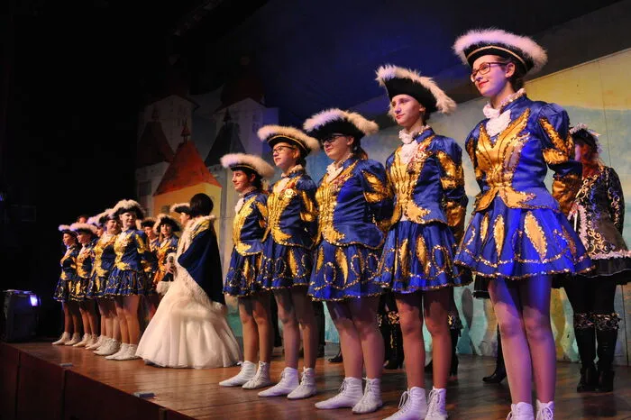 Die Prinzengarde eröffnet die Sitzung mit sportlichem Tanz