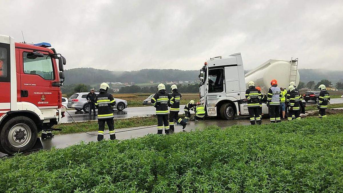 Die Feuerwehren St. Ruprecht und Kühwiesen konnten den Tanklaster rasch bergen