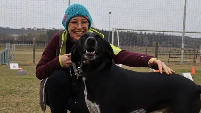Heike Strommer nimmt mit ihrem Mischling Charly am Kurs teil