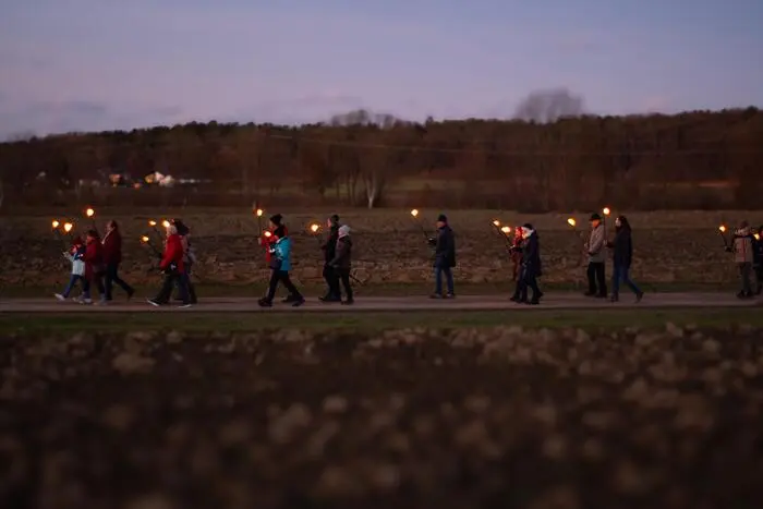 Im Schein des Vollmonds und der Flammen wanderte man zum „Adventdörfl“