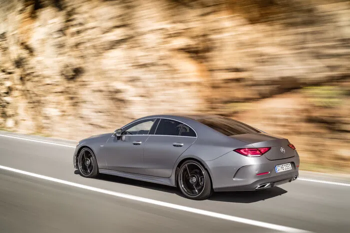 Der CLS bekommt durchgängig neue Motoren, zunächst Reihensechszylinder als Diesel und Benziner, dann folgen Vierzylinder. Das Leistungsspektrum des Selbstzünders reicht von 286 PS und 600 Newtonmetern Drehmoment beim CLS 350 d 4Matic bis 340 PS und 700 Newtonmeter im CLS 400 d 4Matic.
