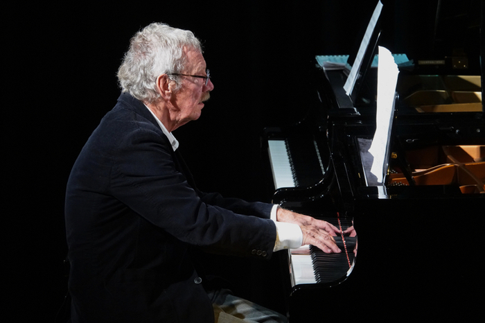 Paul Pavek spielte Werke von Beethoven, Schubert und gemeinsam mit Dong-Yeon Stelzmüller Mozarts Sonate für zwei Klaviere.