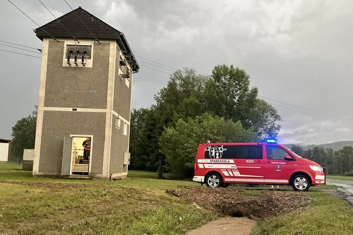 Die Feuerwehren im Bezirk waren am Dienstagabend im Dauerneinsatz...