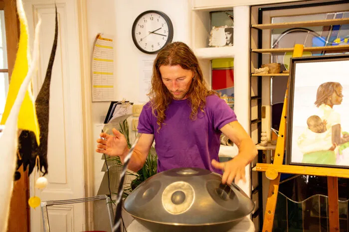 Der Musiker, Ari Linger, sorgte mit den musikalischen Klängen seiner "Handpan" für eine angenehme Atmosphäre.