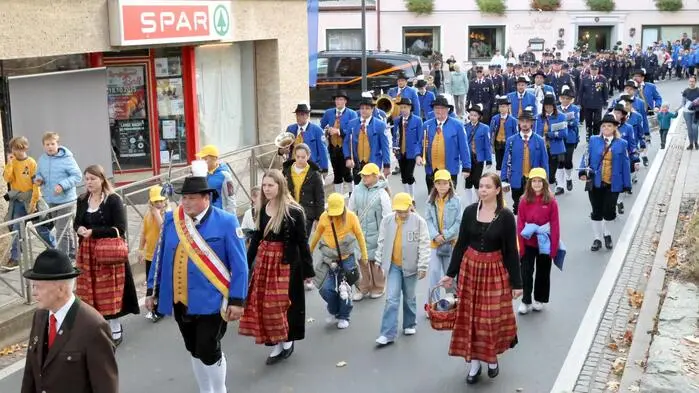 Sie finden Jahr für Jahr eine Woche nach dem St. Veiter Wiesenmarkt statt: die Guttaringer Krämermärkte. Und am Wochenende war es wieder soweit. Gelungener Auftakt am Samstagnachmittag: der Festzug mit den örtlichen Vereinen durch den Markt. 