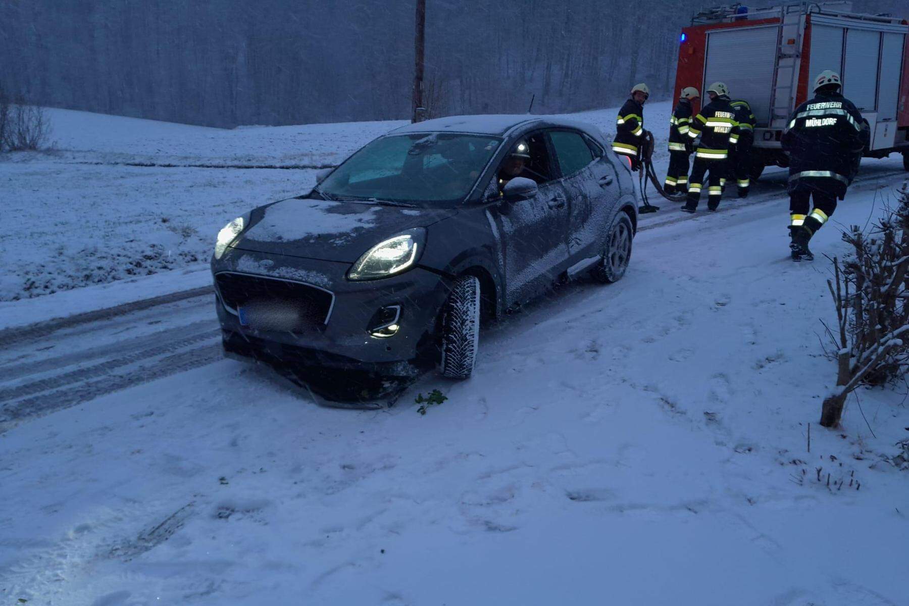 Großeinsatz für Feuerwehren | Schneefall überraschte Autofahrer und sorgte für Ausrutscher