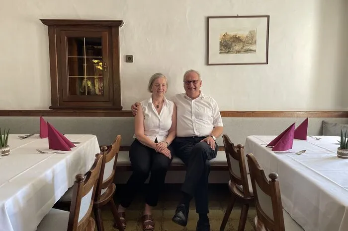 Obwohl Monika und Dagobert Heschl bereits in Pension sind, leben sie nach wie vor im Gasthof Gastfreundschaft mit Leib und Seele, während Sohn Thomas ebendort in der Küche zaubert.