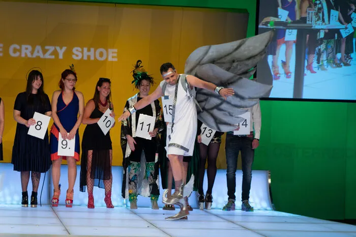 Donnerstagabend wurde in Wien der verrückteste Schuh Europas gekürt. Darunter war auch der Spittaler Heinz Müller, der mit seinem "Ikarus" auf den zweiten Platz spazierte. Er präsentierte sein Kunstwerk selbst - beschwingt und stilsicher.