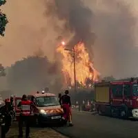 Die Flammen in Le Porge westlich von Bordeaux