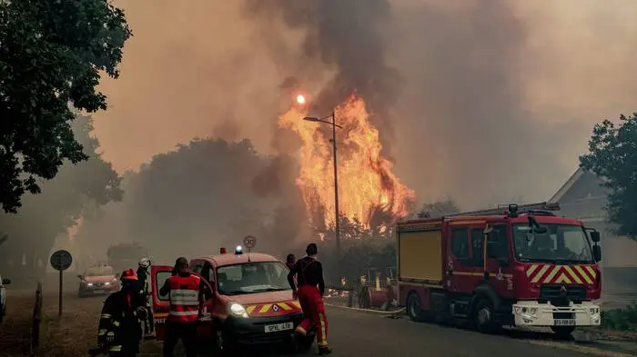 Die Flammen in Le Porge westlich von Bordeaux
