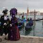 Auch auf der Riva degli Schiavoni sind die Masken und Kostüme zu bewundern