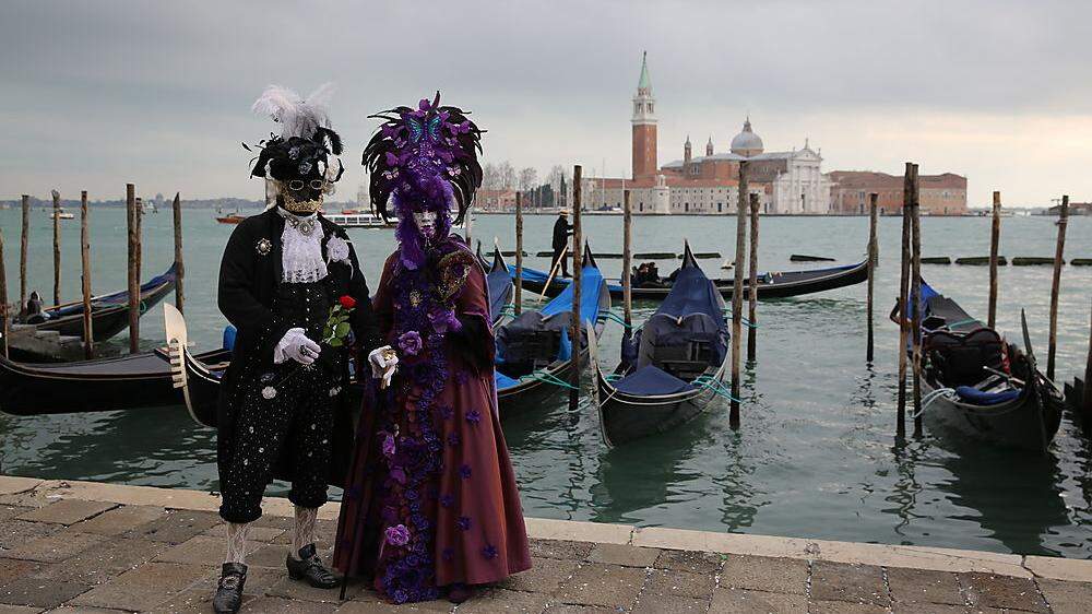 Auch auf der Riva degli Schiavoni sind die Masken und Kostüme zu bewundern