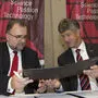 Siemens-Vorstand Siegfried Russwurm mit TU-Rektor Harald Kainz