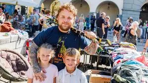 Seit seiner Kindheit ist Kevin Pöhland am Flohmarkt mit dabei. Lisa Marie und Danny wird am Domplatz übernachtet