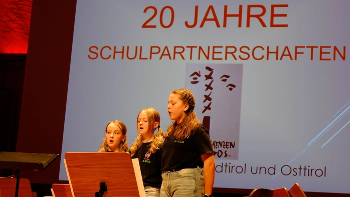 20 Jahre Schulpartnerschaften wurden in Toblach gefeiert | Ein Festakt im Toblacher Kulturzentrum Grand Hotel würdigte die seit 20 Jahren bestehenden Partnerschaften