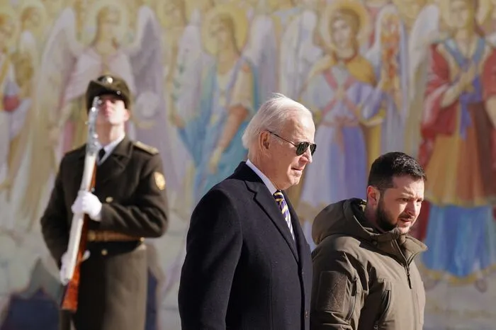 Vor einer geplanten Reise nach Polen kam der Demokrat am Montag in die Hauptstadt Kiew - seine erste Visite in dem Land seit Beginn des russischen Angriffskriegs vor fast genau einem Jahr.