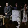 Standing Ovations, Gratulanten auf der Bühne: Klaus Maria Brandauer wird im Burgtheater gefeiert