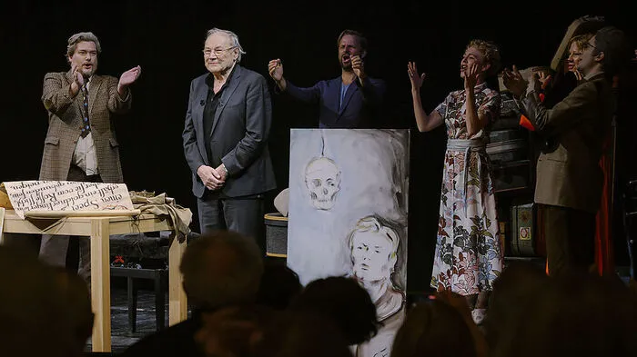 Standing Ovations, Gratulanten auf der Bühne: Klaus Maria Brandauer wird im Burgtheater gefeiert