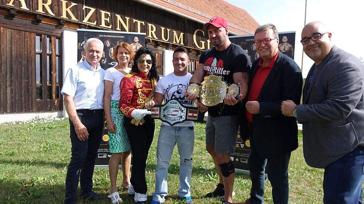 Bürgermeister Helmut Leitenberger, Grottenhof-Managerin Barbara Hoffmann, Künstlerin Peggy Wolf, „RocknRolla“ Philipp Ebner, “Bambikiller“ Chris Raaber, Stadtrat Bernd Hofer, Veranstalter Wolfgang Koinig 