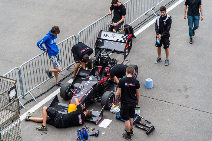 TU-Racing Team bei den letzten Vorbereitungen