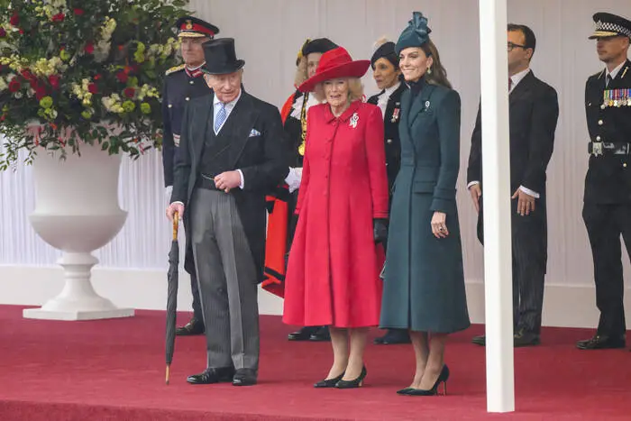 Zum offiziellen Empfang in Windsor erschien die Frau von Prinz William in einem dunkelgrünen Mantelkleid von Alexander McQueen. 