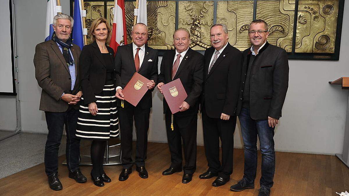 Die Geehrten Weber (3. v. l.) und Decker (4. v. l.) im Kreise ihrer Gratulanten