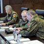 Verteidigungsminister Sergej Schoigu (hinten) und Generalsstabschef Walery Gerassimov sind angezählt. Sie zu entlassen könnte aber auch auf Präsident Wladimir Putin ein schlechtes Licht werfen. 