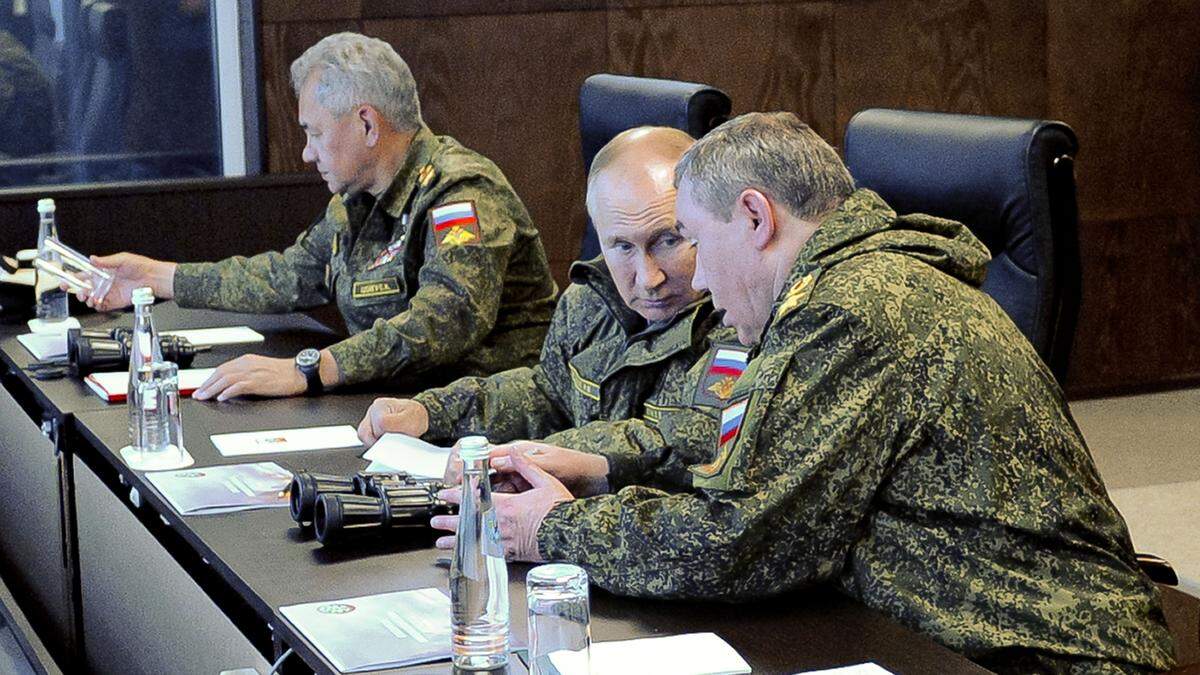 Verteidigungsminister Sergej Schoigu (hinten) und Generalsstabschef Walery Gerassimov sind angezählt. Sie zu entlassen könnte aber auch auf Präsident Wladimir Putin ein schlechtes Licht werfen. 