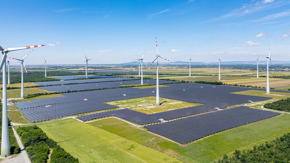 Die erneuerbaren Energien wachsen: In Nickelsdorf (Bezirk Neusiedl am See) steht der größte Photovoltaik-Park Österreichs mit einer Leistung von rund 118 Megawatt vor dem Vollbetrieb. Die Anlage ist fertig und der zweite Abschnitt (Nickelsdorf Süd) derzeit noch im Probebetrieb. 