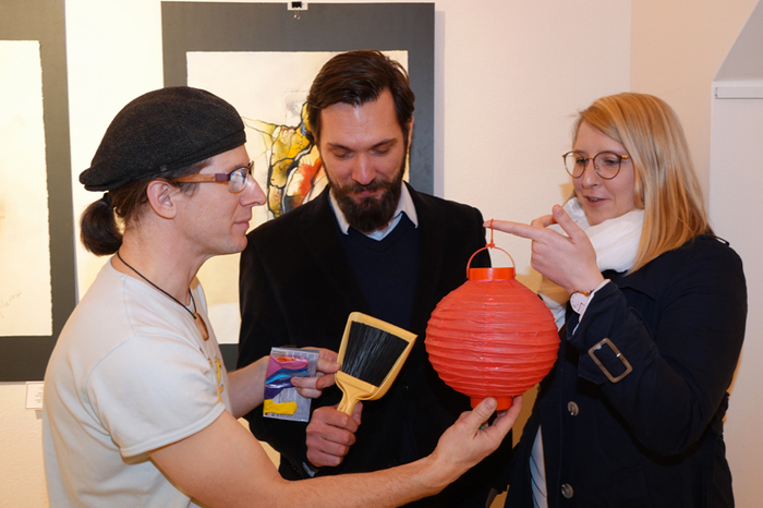 Die Besucher wurden aufgefordert zur Vernissage als Eintrittskarte nicht mehr benötigte Dinge mitzubringen.