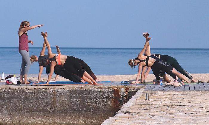 Beim Retreat in Zadar kann man bei wärmeren Temperaturen Yoga auch direkt am Meer genießen