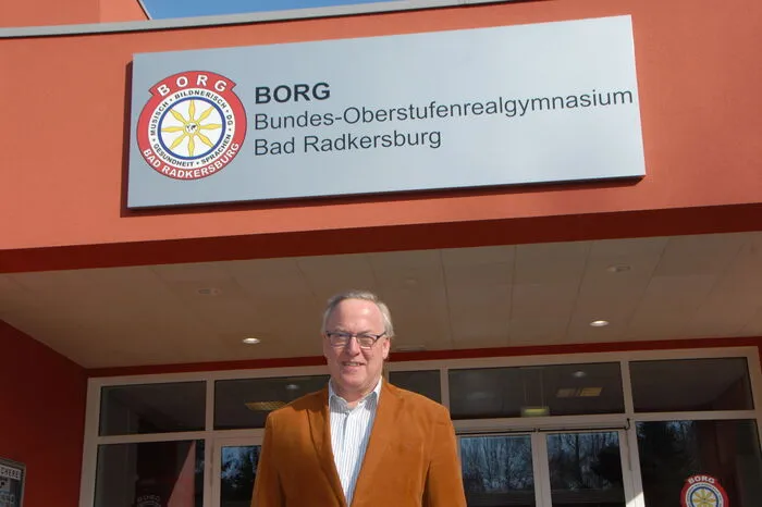 Direktor Eduard Fasching vor "seiner" Schule