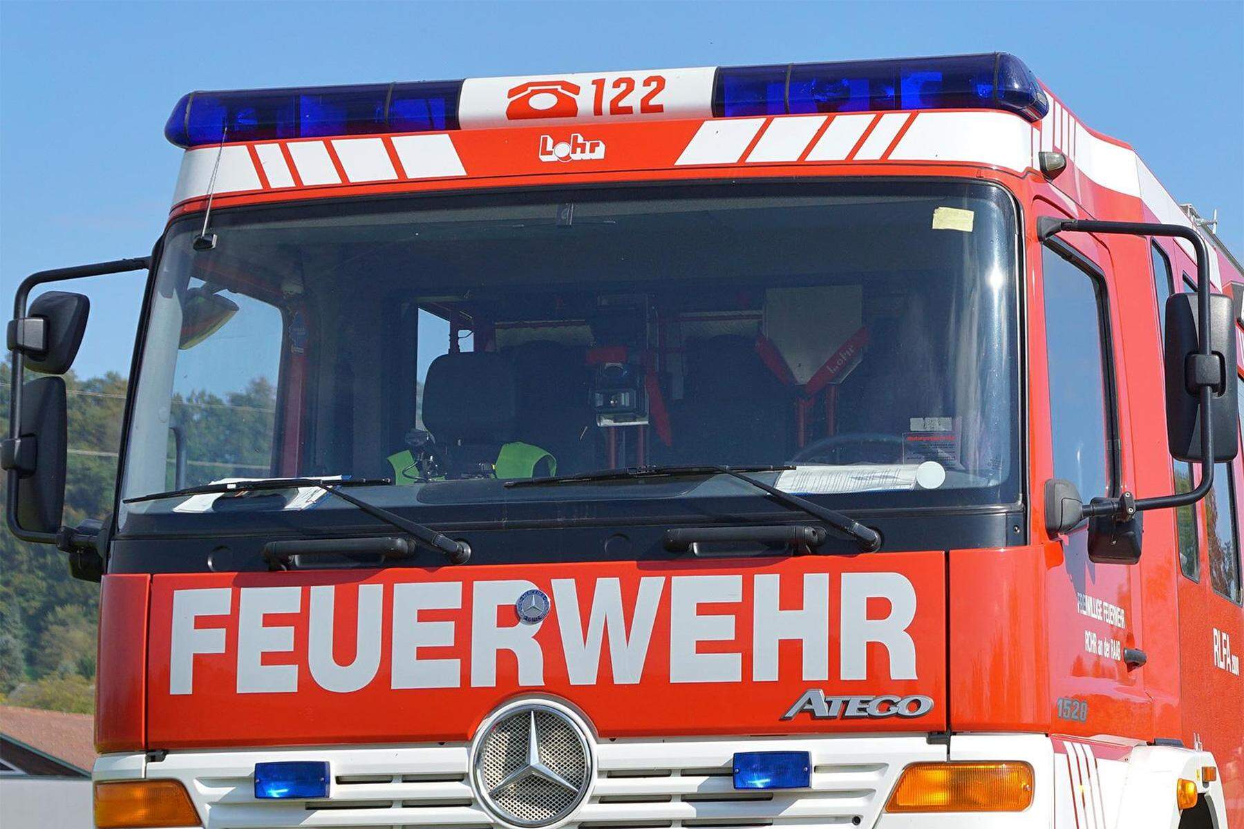 70 Helfer im Einsatz: Dachstuhl eines Mehrparteienhauses in Kärnten in Flammen