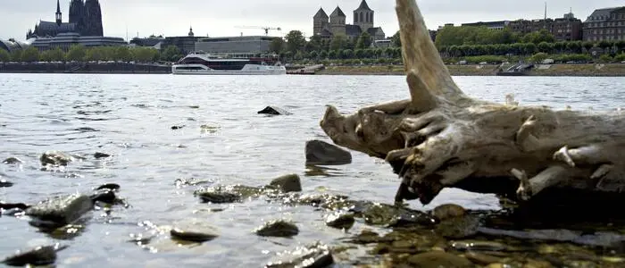 Der Rhein ist in Köln so niedrig wie noch nie. In der Nacht auf Sonntag fiel der Pegel auf nur 45 Zentimeter und damit deutlich unter den bisherigen Tiefststand. Für die Schifffahrt wird das zunehmend zum Problem