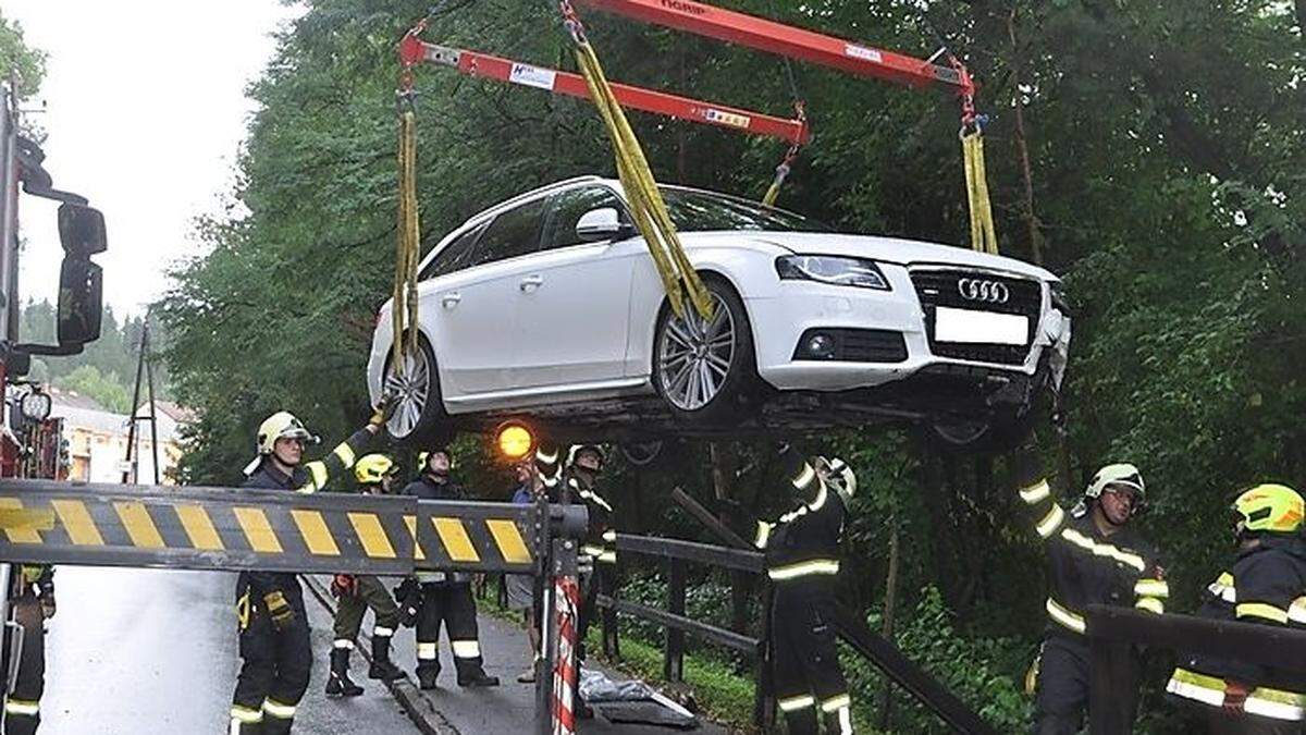 Das Fahrzeug musste mit dem Kran geborgen werden