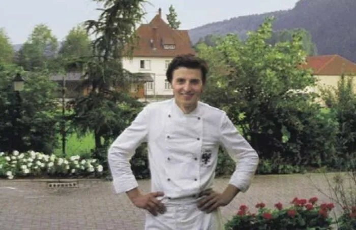 Kaum zu erkennen: Der junge Johann Lafer zum Beginn seiner Karriere in Deutschland (Bild aus dem neuen Kochbuch "Das Beste")